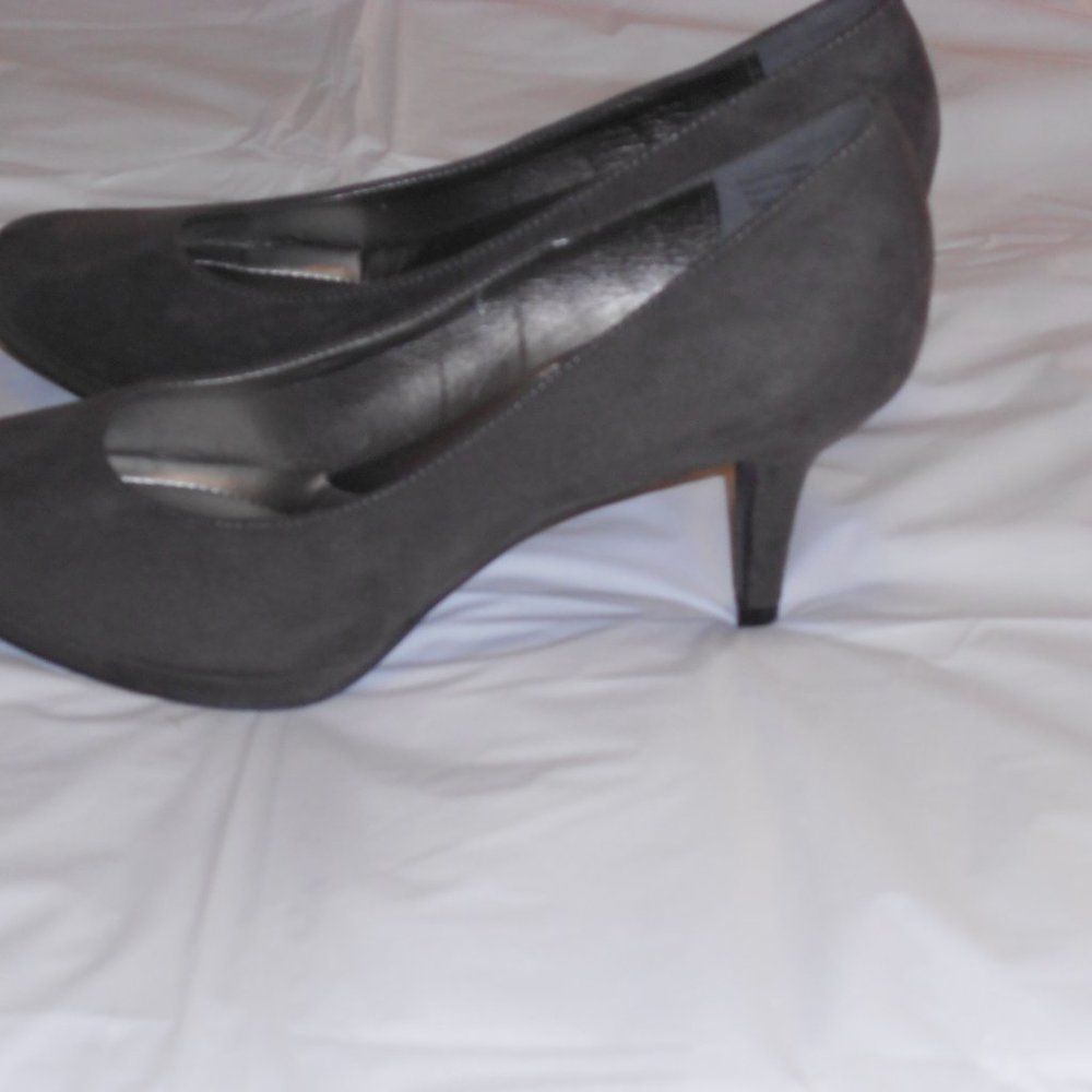 Kelly and Katie Gray Pumps Size  6.5 - Picture 3 of 4